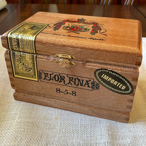 ARTURO FUENTE Flor Fina 858 Empty Wood Cigar Box - Picture 1 of 7